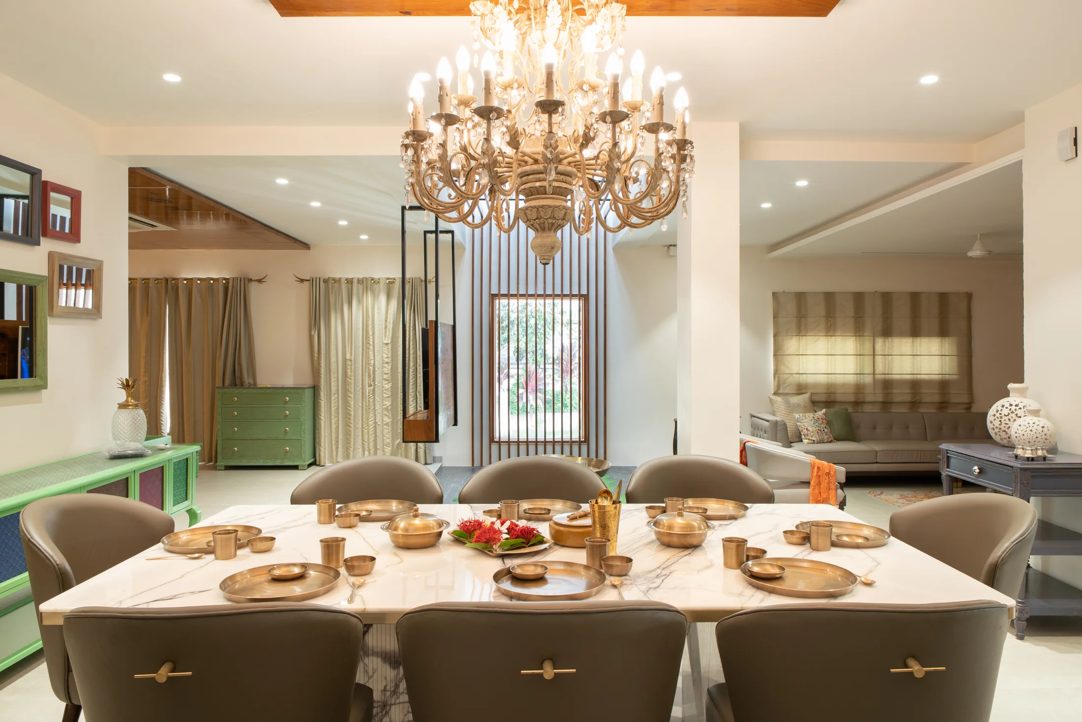 Dining room adjoining the open kitchen