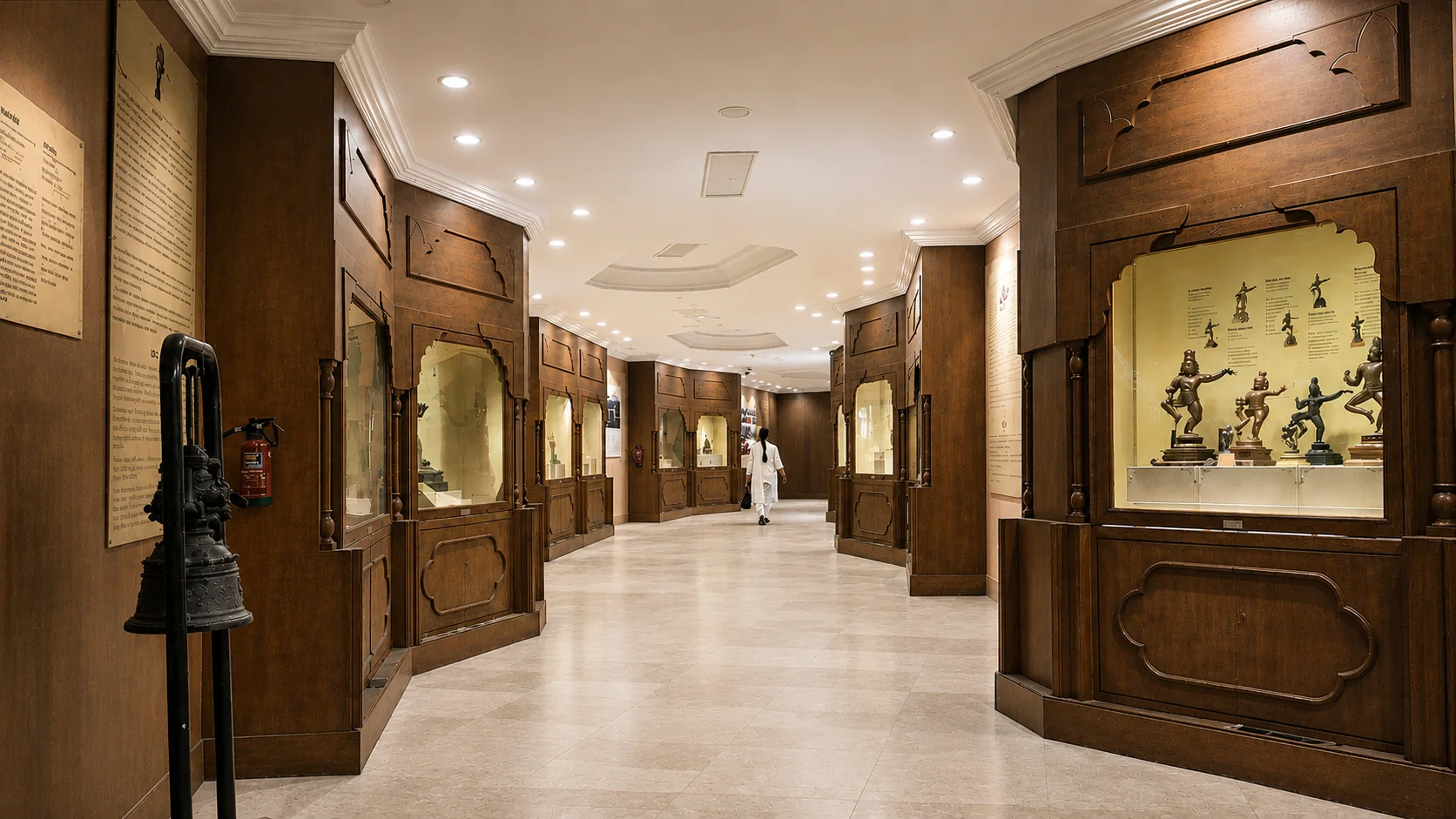 Museum display gallery with integrated lighting